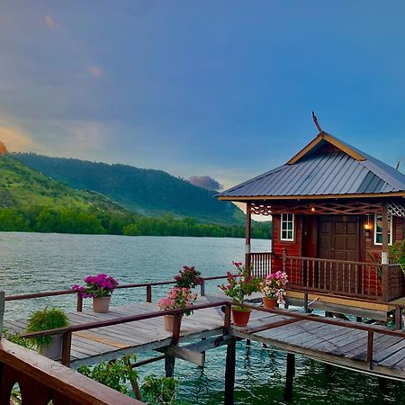 Parapat Water Village Resort Semporna Exterior photo