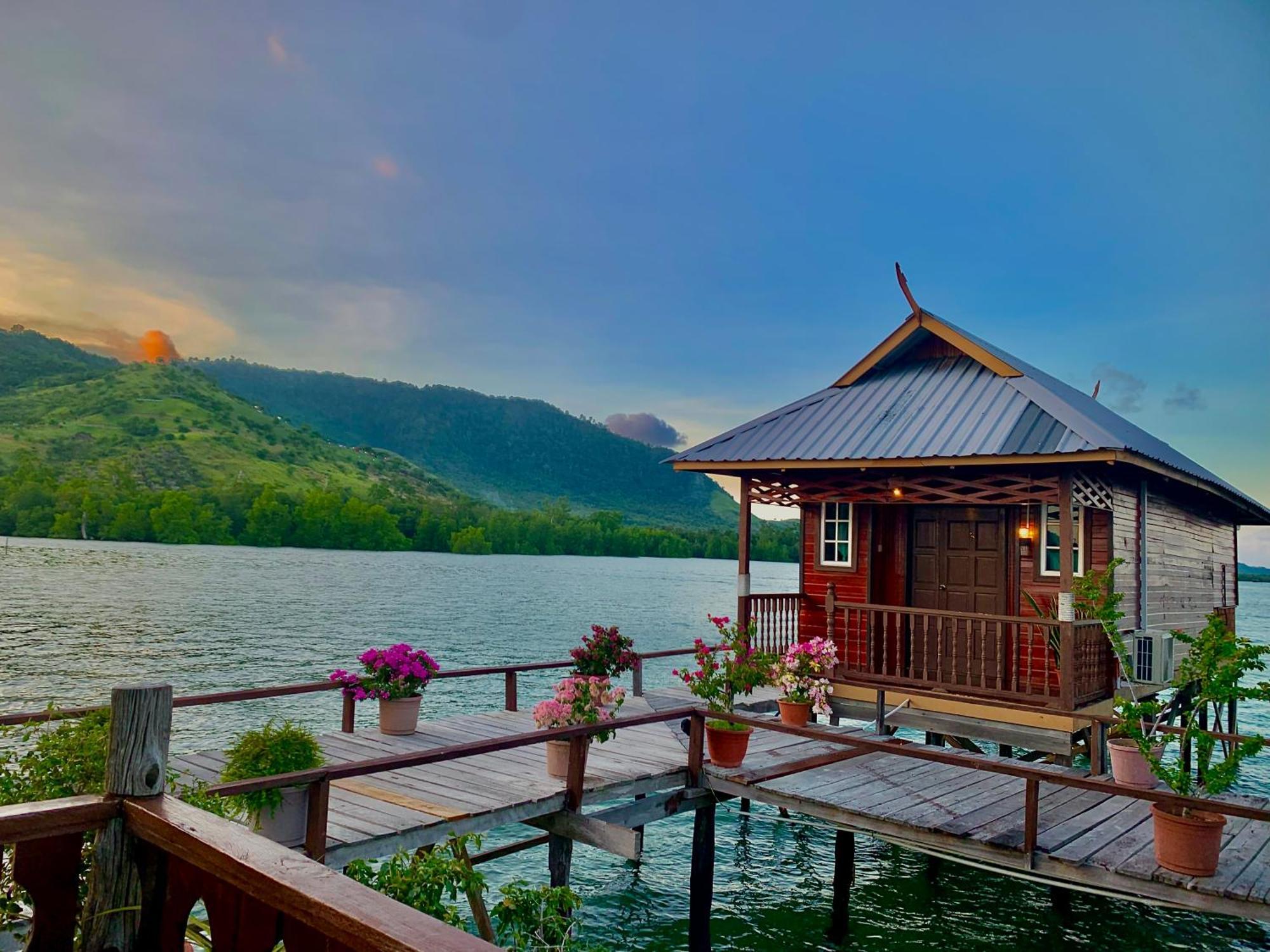 Parapat Water Village Resort Semporna Exterior photo