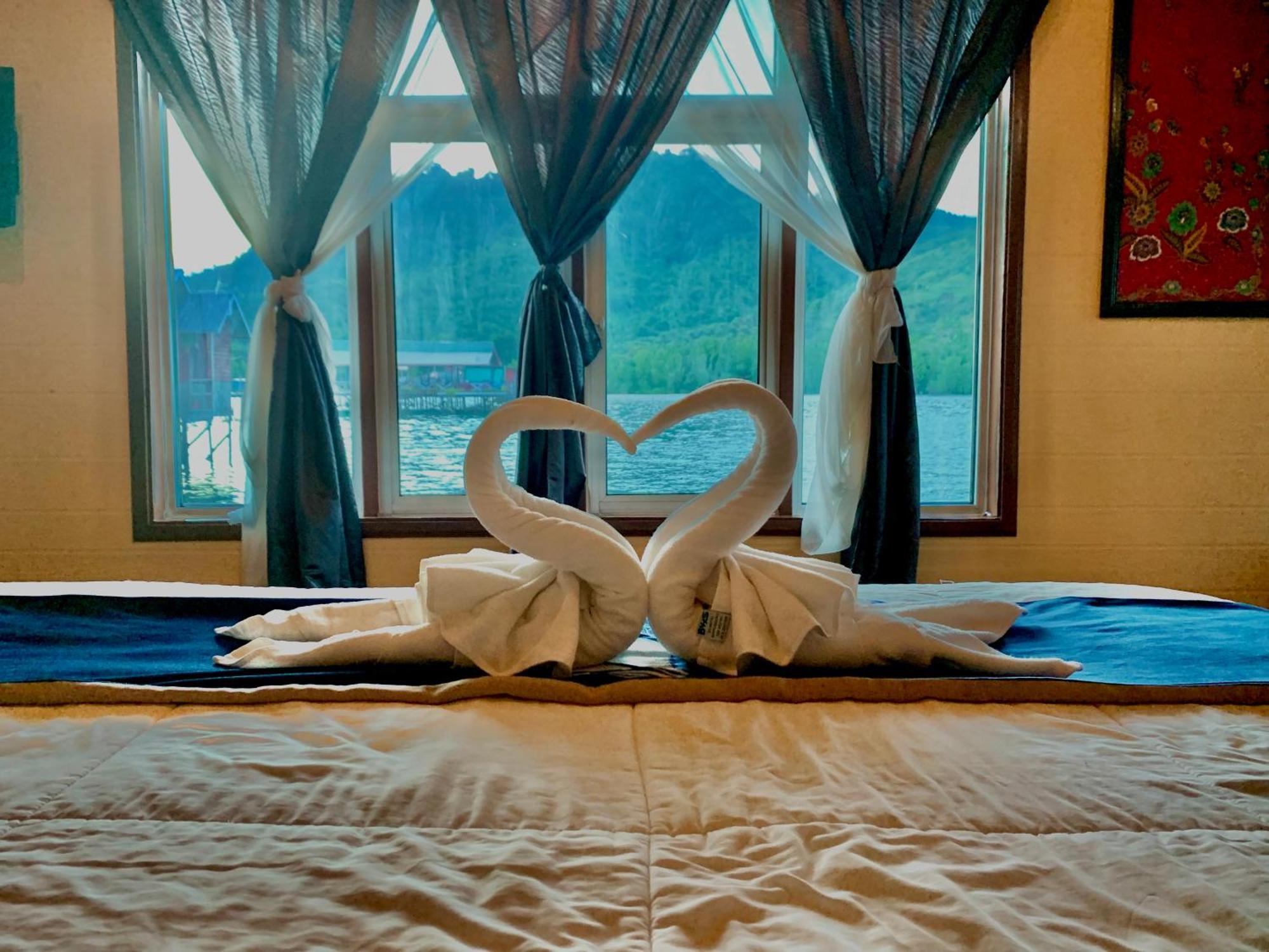Parapat Water Village Resort Semporna Exterior photo