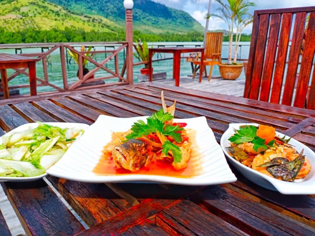 Parapat Water Village Resort Semporna Exterior photo