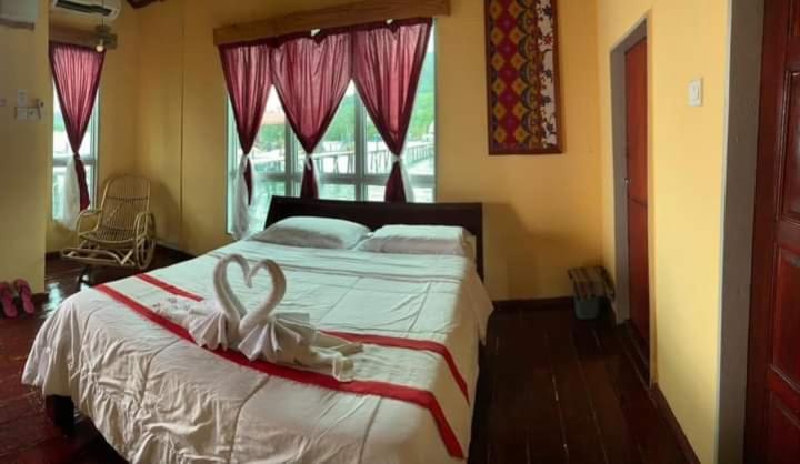 Parapat Water Village Resort Semporna Exterior photo